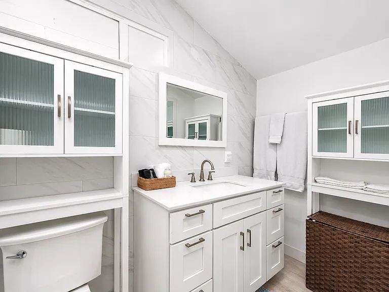 Bright kitchen with clean finishes and full essentials