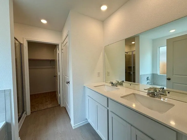 106 Camargue Dr — Photo 8