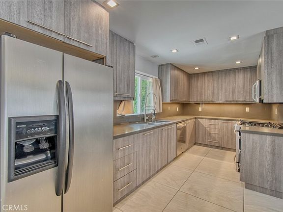 5th image of 20516 Clark St