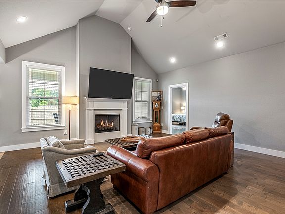 4th image of 1147 Lyon Loop