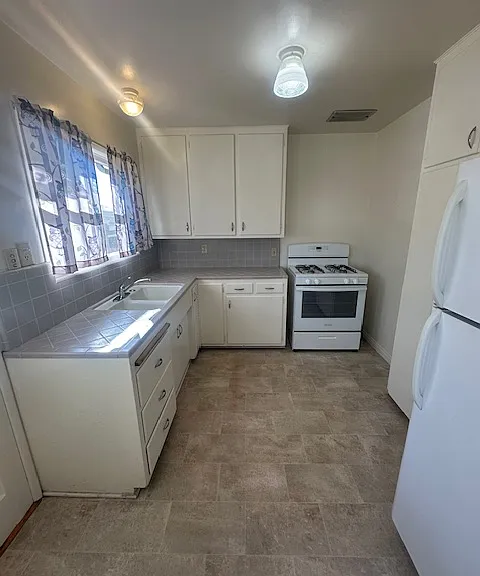 303 Lynn Dr — Photo 9