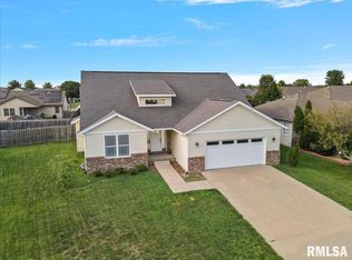 343 Snider Ln, Chatham, IL 62629