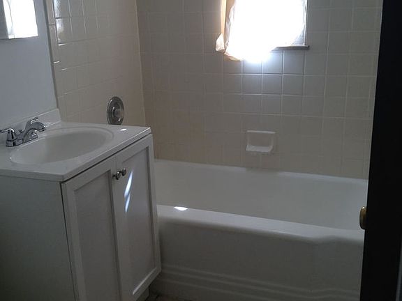 3rd image of 521 Bassett Ave