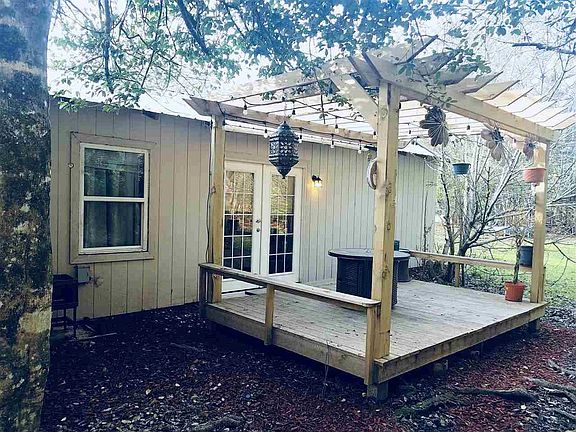 2nd image of 122 Magnolia Ln