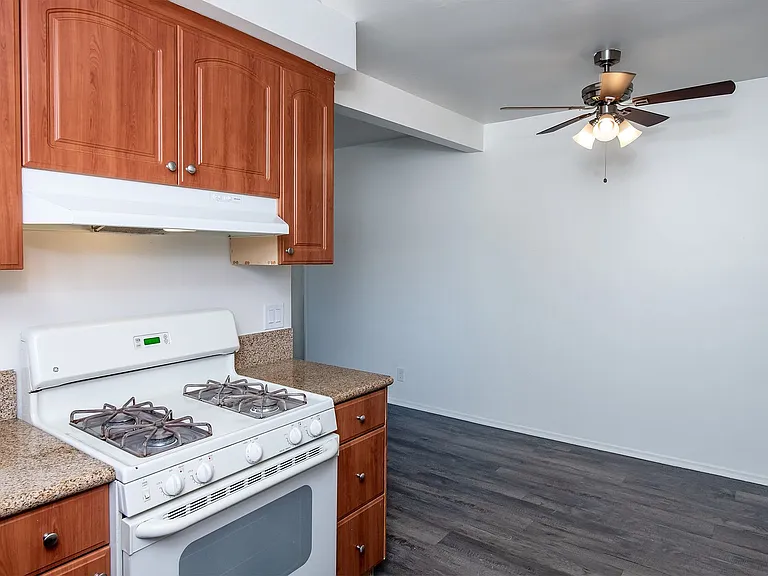 840 Fischer St — Photo 11