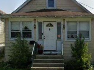 221 Llewellyn Ave, Highwood, IL