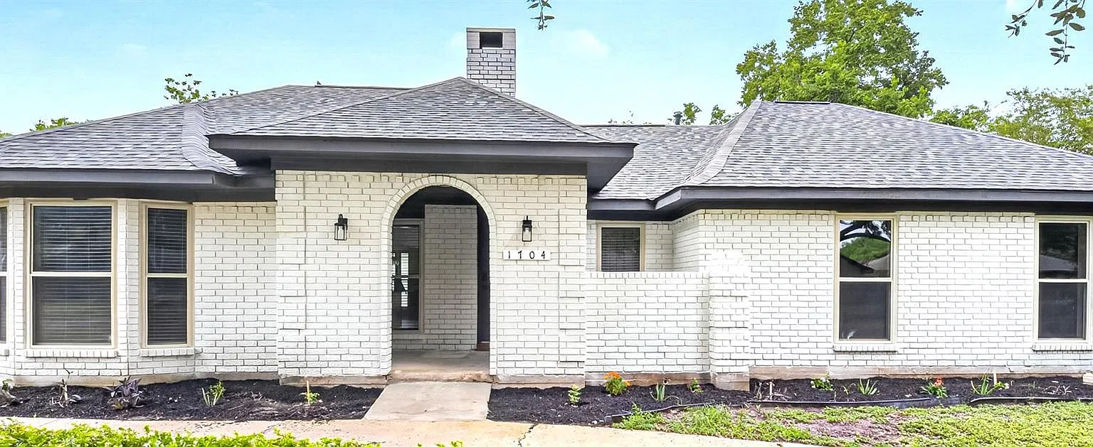 4 bed, 2.5 bath, 2208 sqft, $2,500 — Photo 1