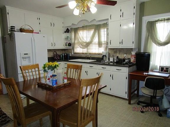 3rd image of 4064 Sunset Dr