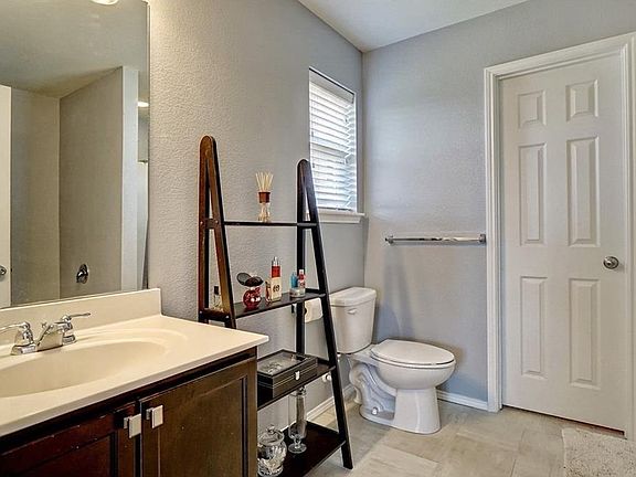 3rd image of 702 Underhill Dr