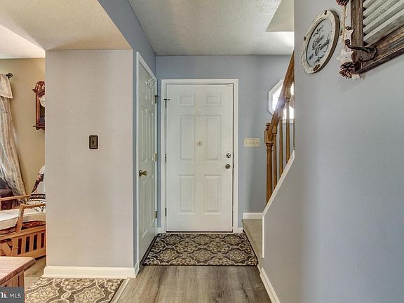 4th image of 40 Brook Hollow Ave