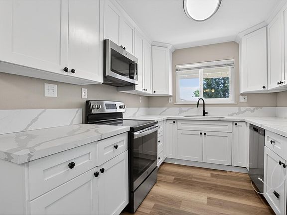 5th image of 441 Sharon Ct