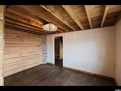 1040 W Columbia Ln — Photo 3
