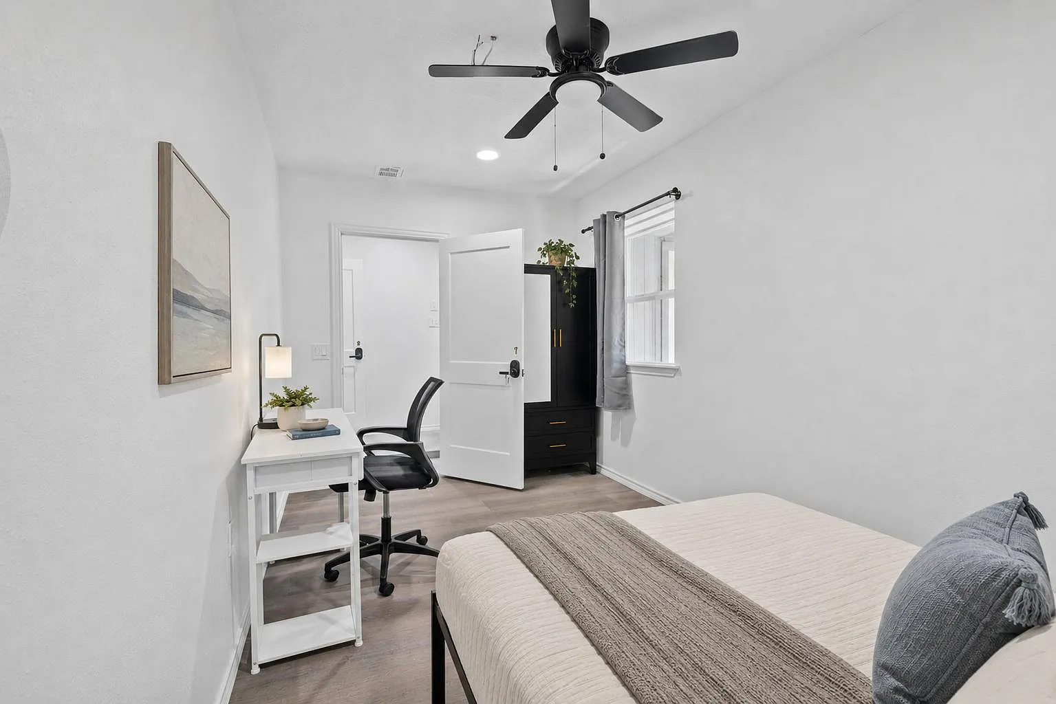 4 bed, 2.0 bath, 2200 sqft, $776 — Photo 2
