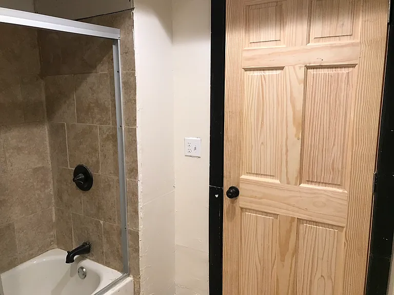 9616 S Exchange Ave #1R — Photo 17