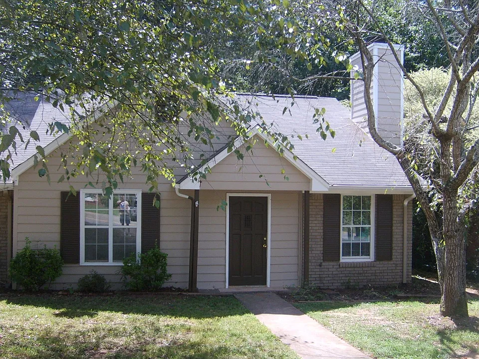 345 Farm Place Ct NE