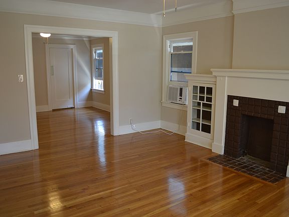 3rd image of 330 W Wilson Ave