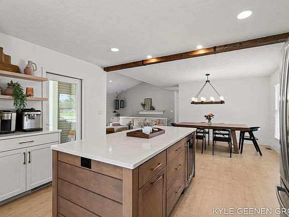 2nd image of 1519 W Springfield Cir