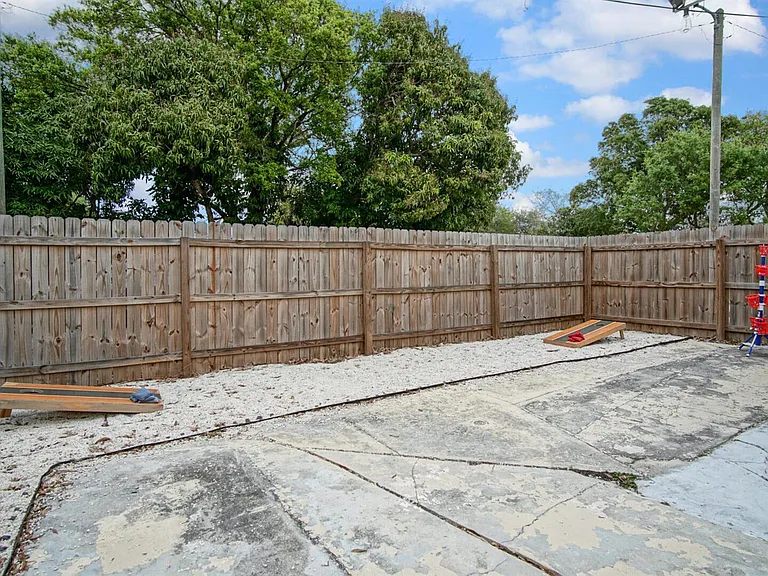 1002 Avenue E — Photo 34