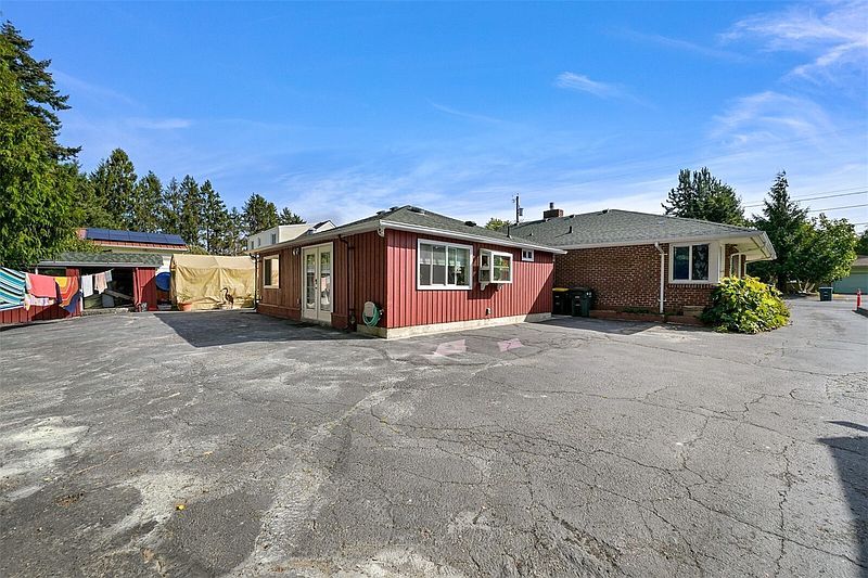 3rd image of 3017 Lynn Street