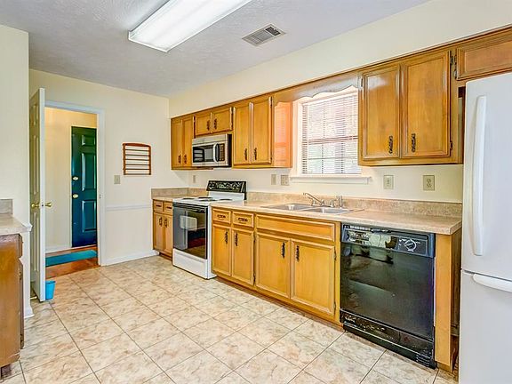 5th image of 3209 Hillcrest Ln