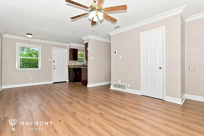 3 bed, 1.0 bath, 851 sqft, $1,270 — Photo 3