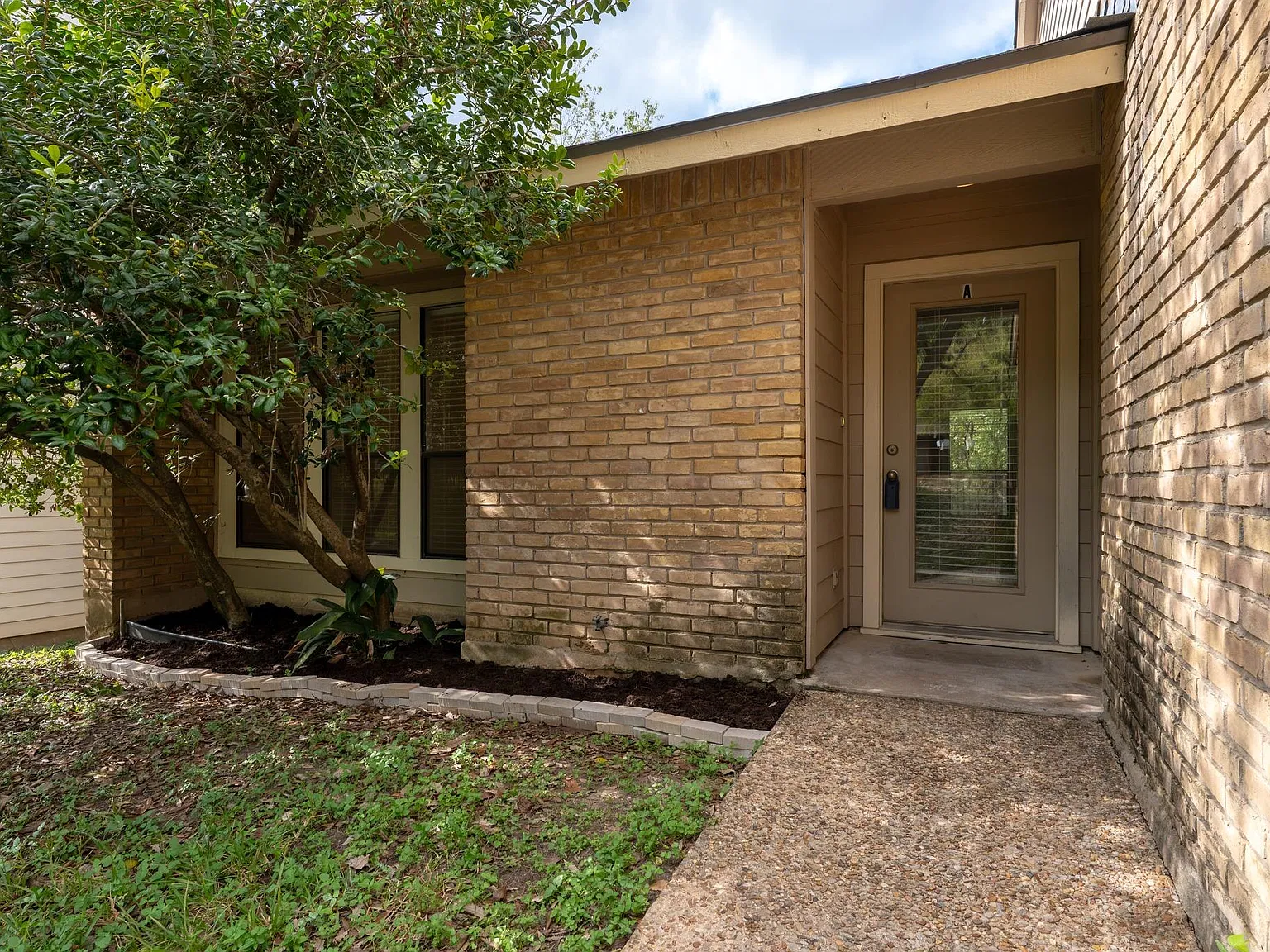 2 bed, 2.0 bath, 1904 sqft, $2,200 — Photo 3