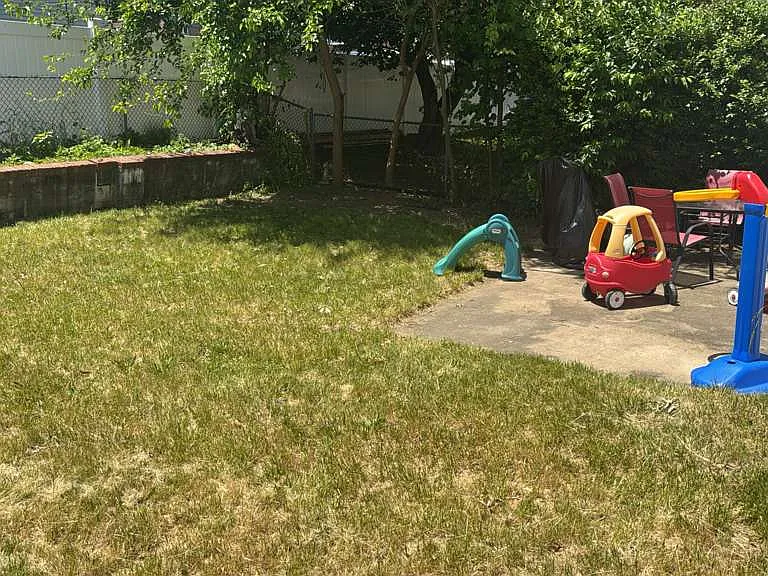 402 Regina St — Photo 4