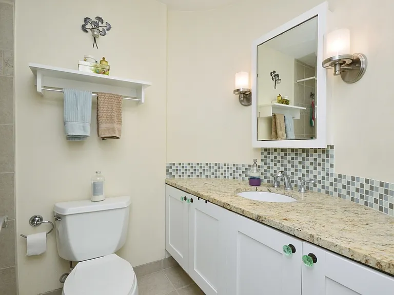 1423 W Oakdale Ave #1 — Photo 8