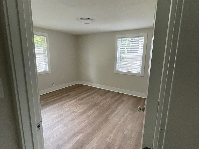 321 Monroe St — Photo 9