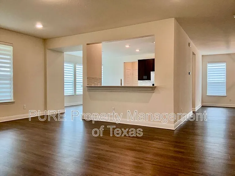 1008 Brenham Ln — Photo 7