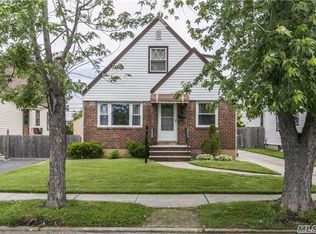 15757 24th Ave, Flushing, NY 11357