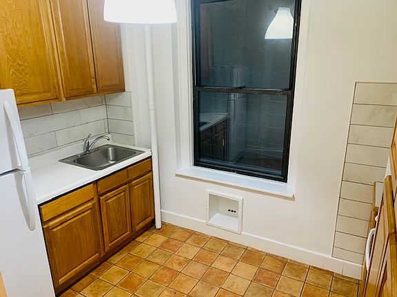 3rd image of 325 W 77th St #33