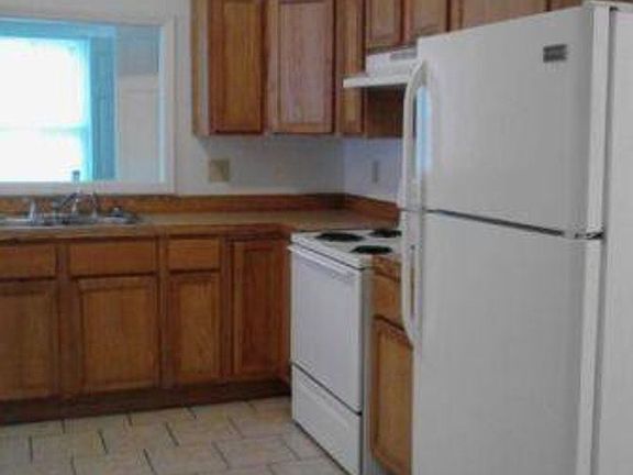 3rd image of 1425 Lyons Ave