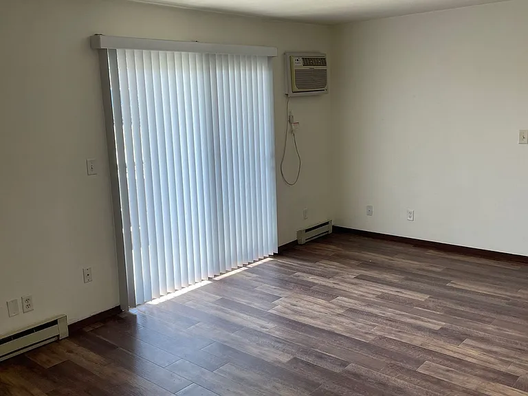 Immaculate Updated 1 and 2 Bedrooms with 1 Bath — Photo 7