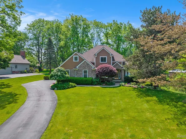 4118 Pinehurst Dr, Howell, MI 48843