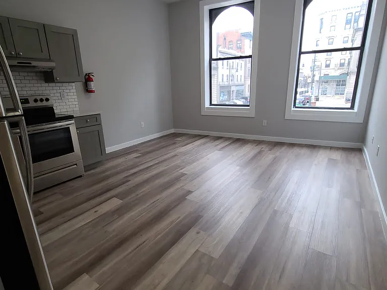 114 Ellison St — Photo 10