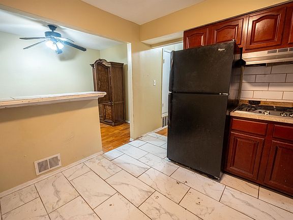 2nd image of 6 Bayside Park Dr