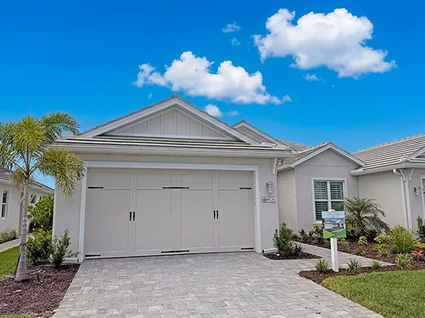 9521 Lunar Dove Dr, Sarasota, FL 34240