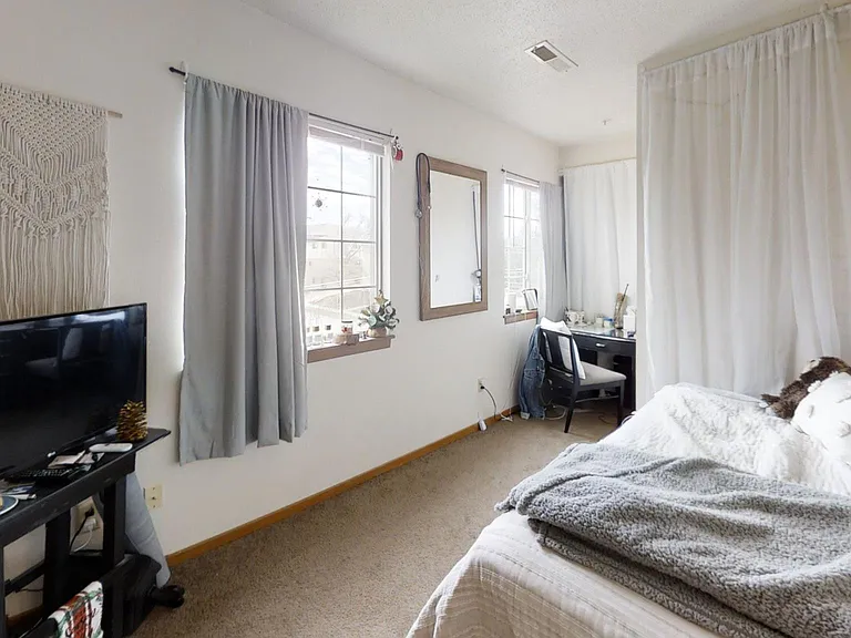 537 S Van Buren St #D — Photo 14