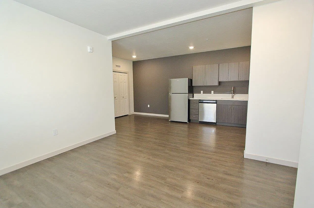 2 bed, 870 sqft, $1,600 — Photo 3