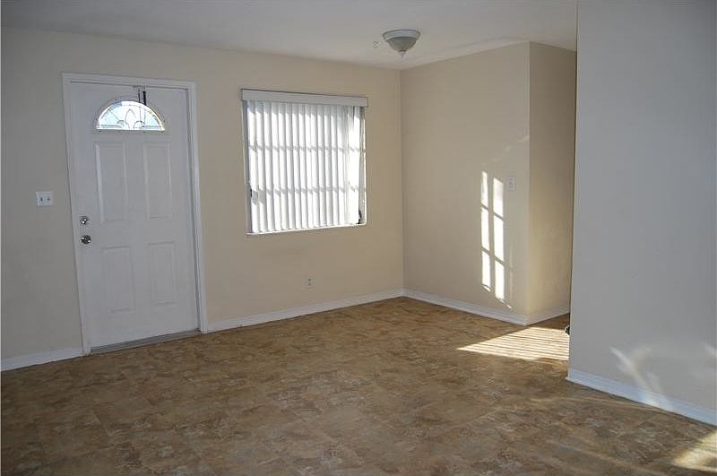 1st image of 821 NE 16th Pl