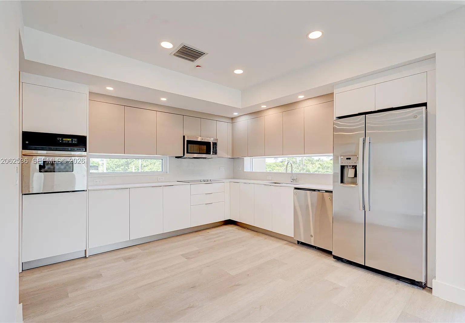 3 bed, 2.5 bath, 1950 sqft, $3,950 — Photo 1
