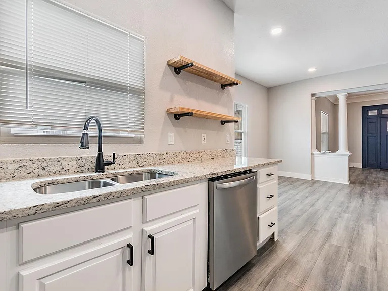 2321 W Green St — Photo 16