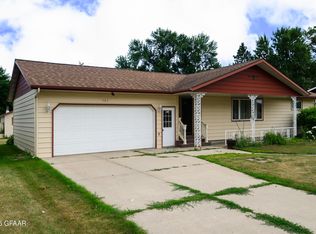 703 Clark Ave, Larimore, ND 58251