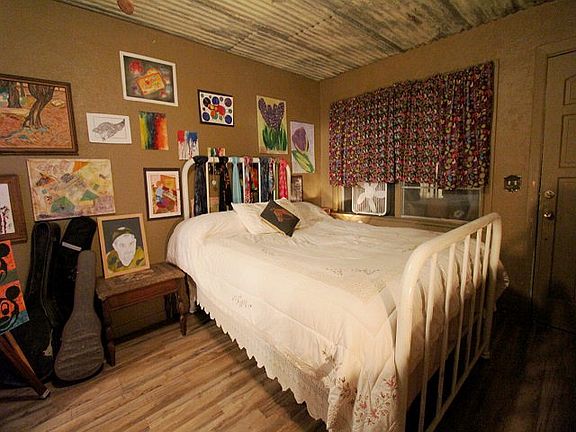 2nd image of 1016 N Seven Points Dr