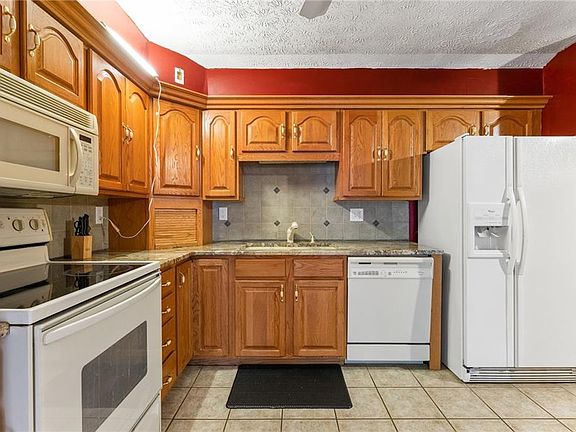4th image of 813 Barclay Ave