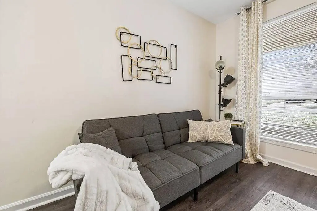 2 bed, 846 sqft, $1,300 — Photo 2