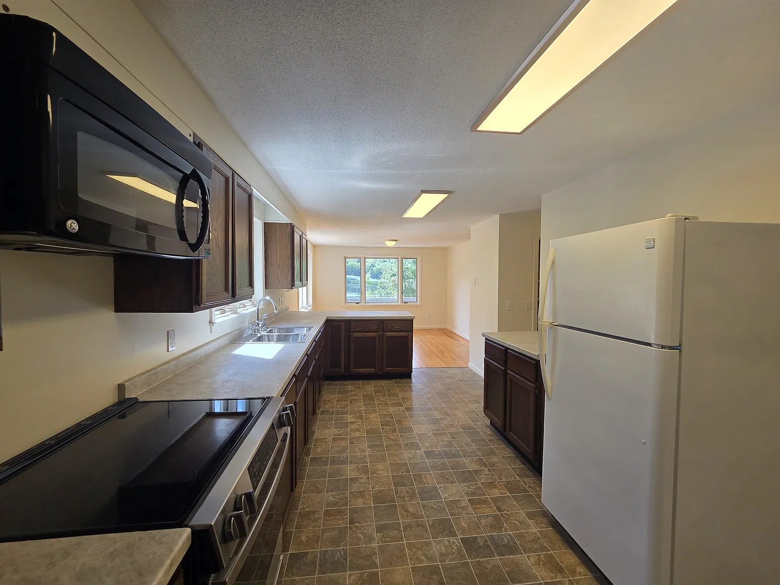 2 bed, 1300 sqft, $3,300 — Photo 3