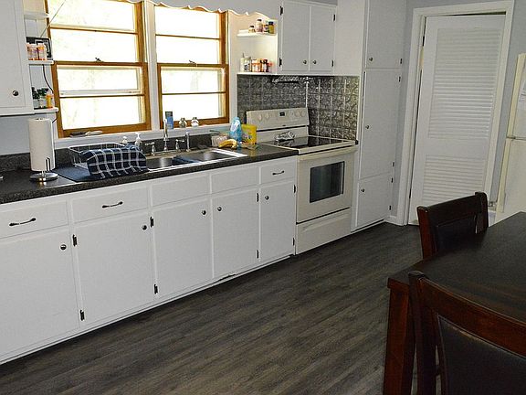 4th image of 706 E Main St