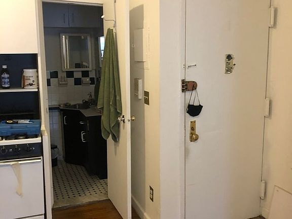 2nd image of 324 1/2 E 8th St APT 2C